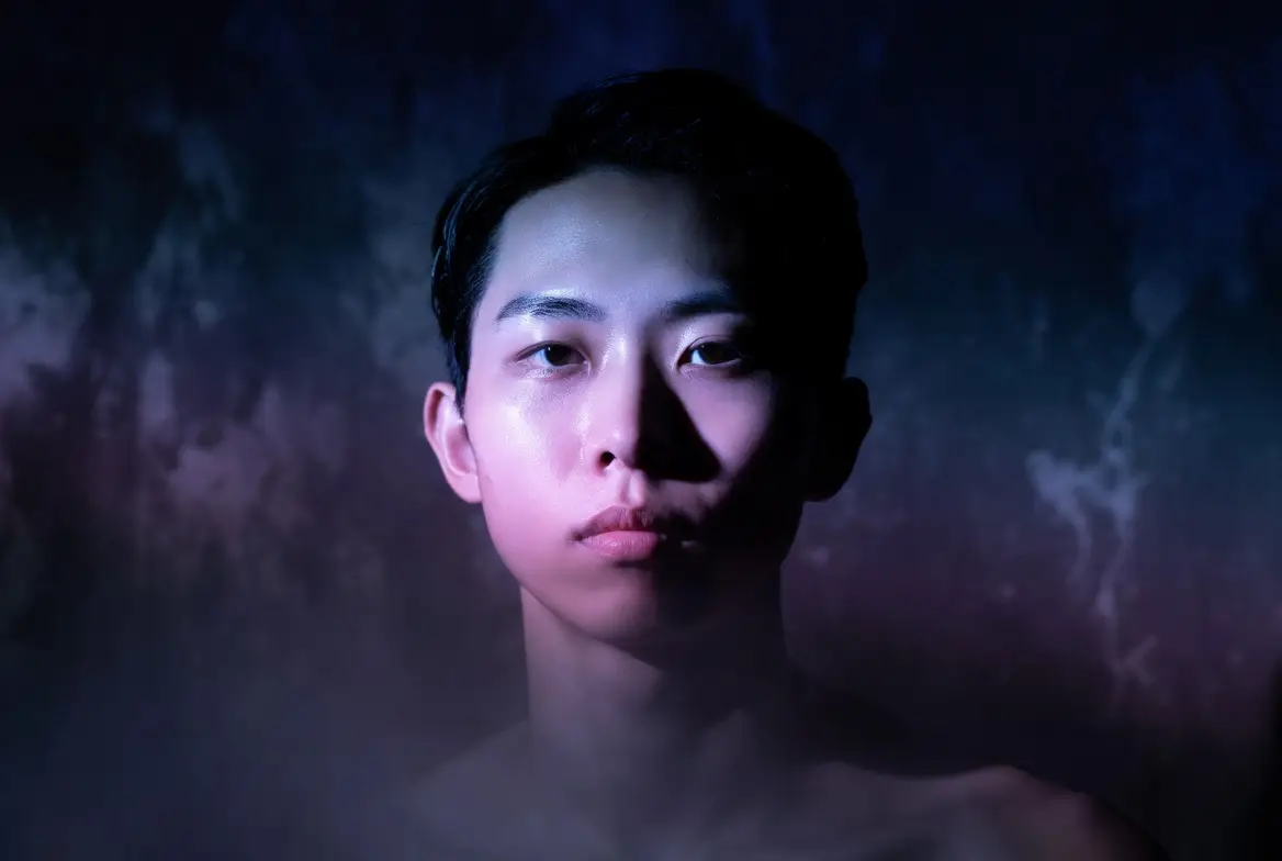 Portrait de couverture d’album à la lumière dramatique