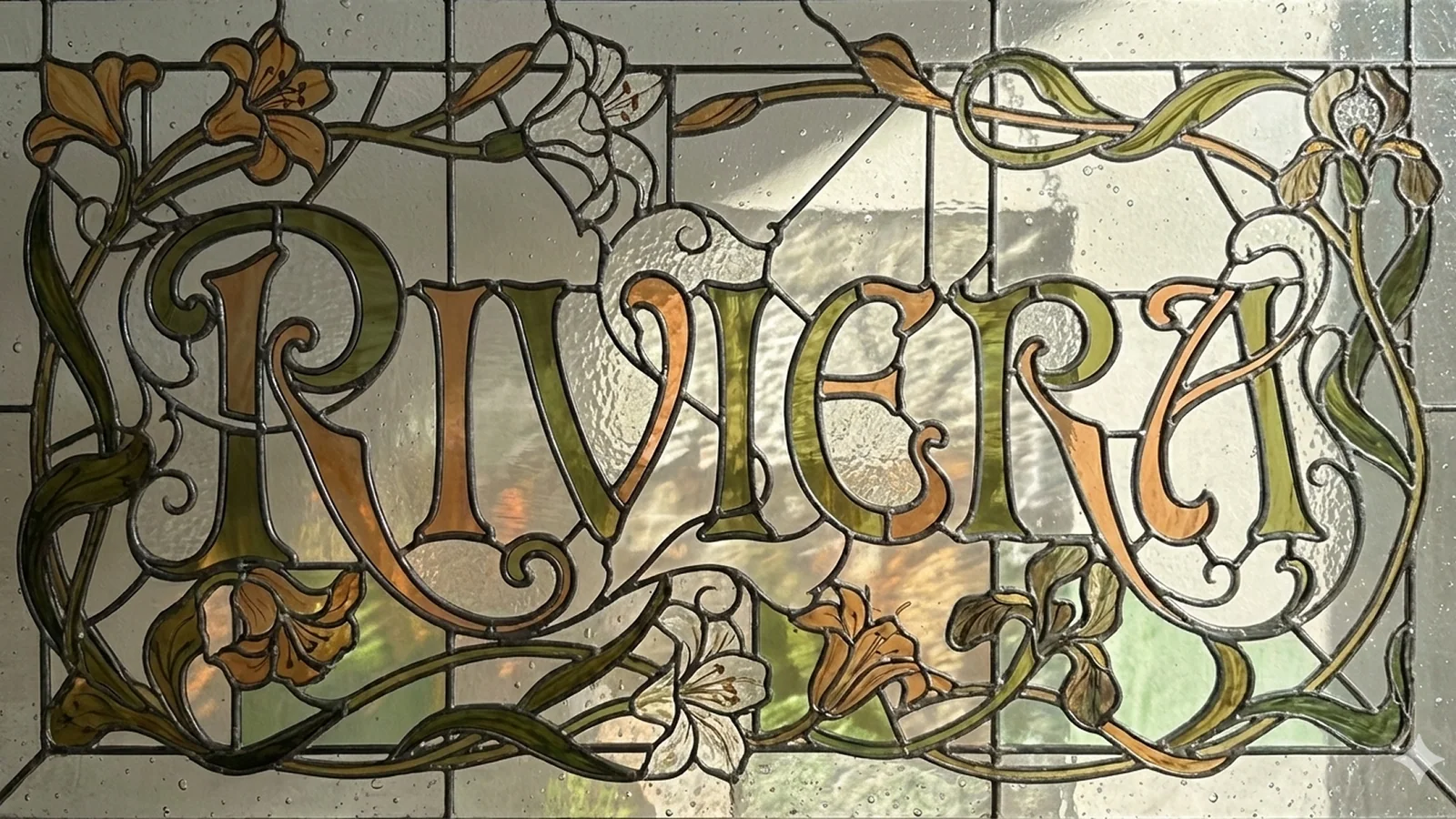 装飾的な文字で RIVERA と描かれたアールヌーヴォー様式のステンドグラス